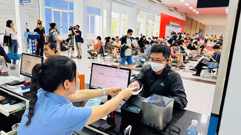 Nhân viên bán vé phục vụ hành khách đi tàu Tết Ất Tỵ.