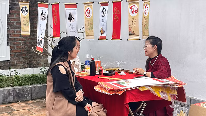 Xin chữ đầu năm tại khu di tích đền thờ Vua Quang Trung (Nghệ An).