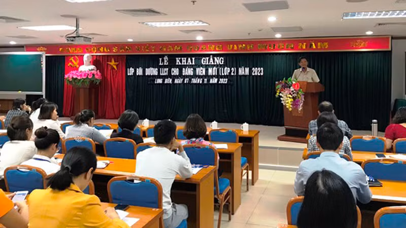 Khai giảng lớp bồi dưỡng lý luận chính trị cho đảng viên mới.