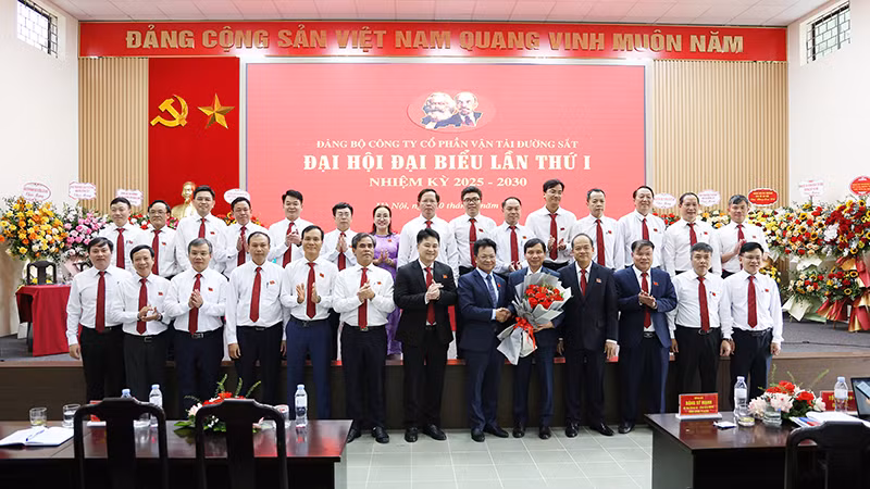 Ban Chấp hành Đảng bộ Công ty Cổ phần Vận tải đường sắt nhiệm kỳ 2025-2030 gồm 27 đồng chí ra mắt Đại hội. Ban Chấp hành Đảng bộ Công ty Cổ phần Vận tải đường sắt nhiệm kỳ 2025-2030 gồm 27 đồng chí ra mắt Đại hội.