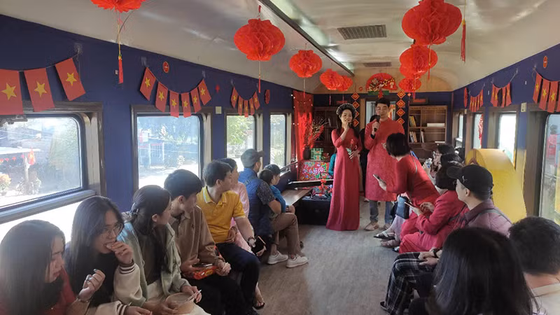 Chuyến tàu Kết nối di sản miền trung- sản phẩm dịch vụ mới của ngành đường sắt ra mắt năm 2024 được hành khách đánh giá cao.