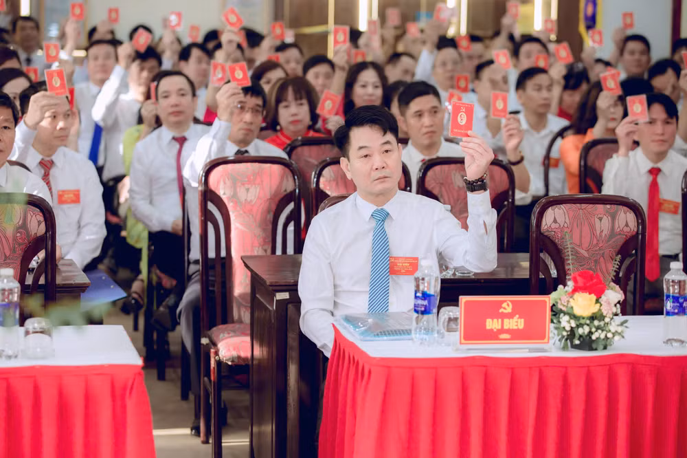 Các đại biểu biểu quyết tại Đại hội Đảng bộ Chi nhánh Đoàn tiếp viên đường sắt Hà Nội, nhiệm kỳ 2025-2030 Các đại biểu biểu quyết tại Đại hội Đảng bộ Chi nhánh Đoàn tiếp viên đường sắt Hà Nội, nhiệm kỳ 2025-2030