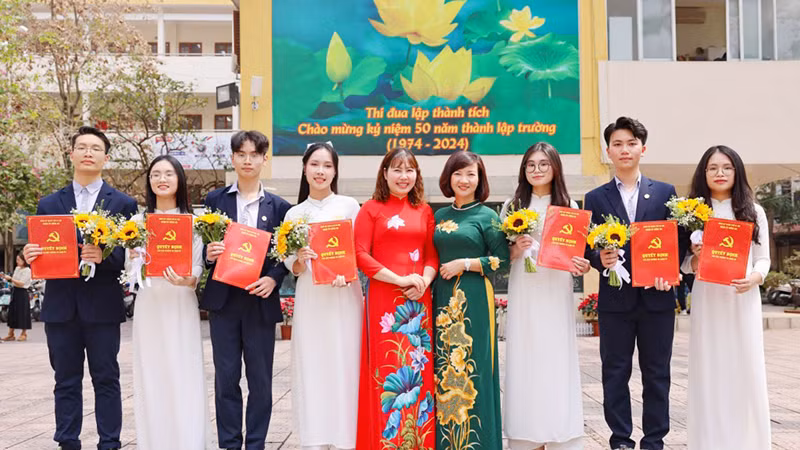 Sau quá trình nỗ lực phấn đấu, các học sinh ưu tú trường THPT Kim Liên vinh dự được kết nạp Đảng Sau quá trình nỗ lực phấn đấu, các học sinh ưu tú trường THPT Kim Liên vinh dự được kết nạp Đảng