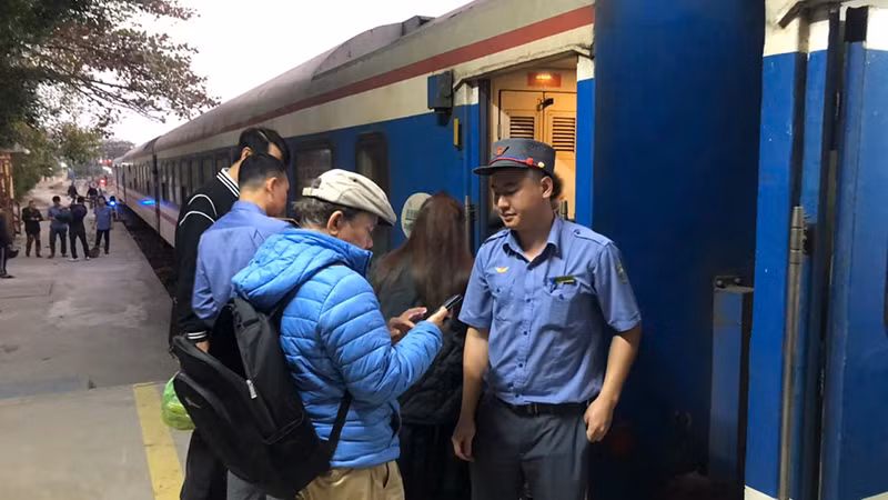 Đón khách lên tàu Tết tại ga Nam Định.