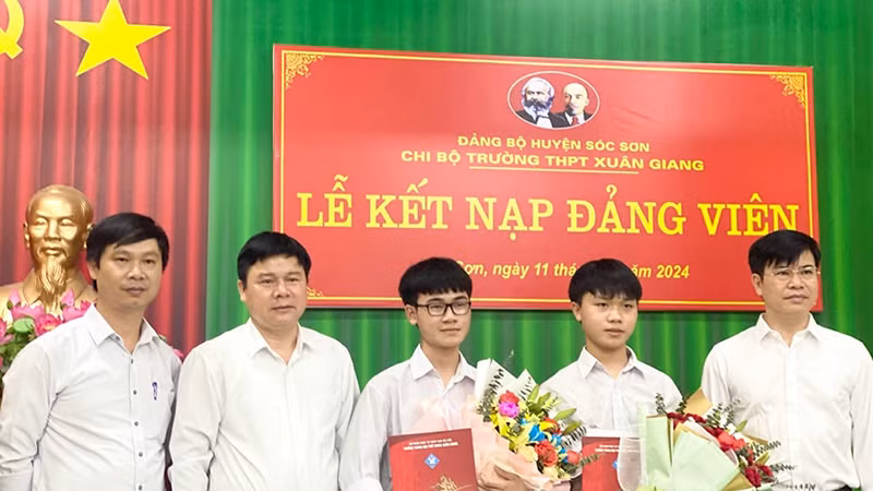 Hai học sinh ưu tú trường THPT Xuân Giang vinh dự được kết nạp Đảng. Hai học sinh ưu tú trường THPT Xuân Giang vinh dự được kết nạp Đảng.