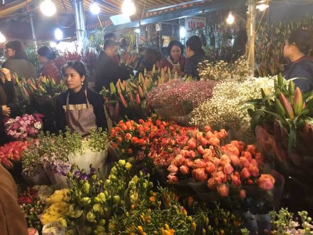 Không khí nhộn nhịp ở chợ hoa Quảng Bá.