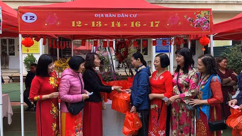 Tặng quà Tết cho người dân phường Vĩnh Tuy có hoàn cảnh khó khăn trong Chợ Tết nhân ái Ất Tỵ 2025 Tặng quà Tết cho người dân phường Vĩnh Tuy có hoàn cảnh khó khăn trong Chợ Tết nhân ái Ất Tỵ 2025