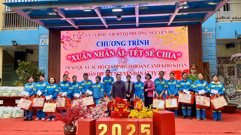 Công nhân vệ sinh môi trường nhận quà Tết.