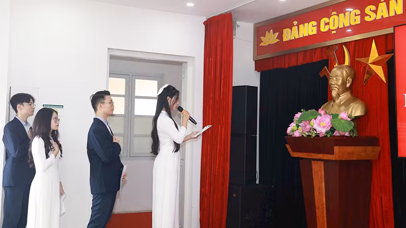 Đảng viên mới tuyên thệ tại Lễ kết nạp đảng viên. Đảng viên mới tuyên thệ tại Lễ kết nạp đảng viên.