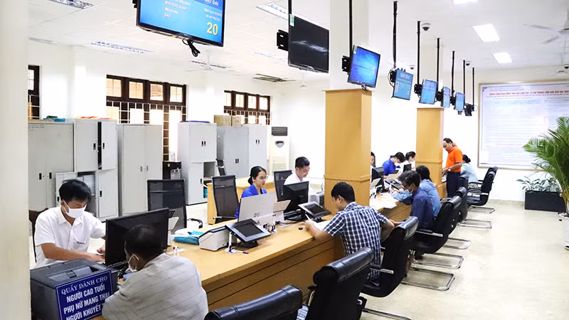 Cán bộ, công chức giải quyết thủ tục hành chính phục vụ người dân.