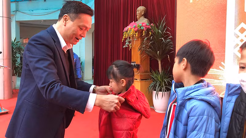 Phó Chủ tịch Ủy ban Mặt trận Tổ quốc Việt Nam quận Hai Bà Trưng Tạ Anh Tuấn tặng áo cho các cháu học sinh. Phó Chủ tịch Ủy ban Mặt trận Tổ quốc Việt Nam quận Hai Bà Trưng Tạ Anh Tuấn tặng áo cho các cháu học sinh.