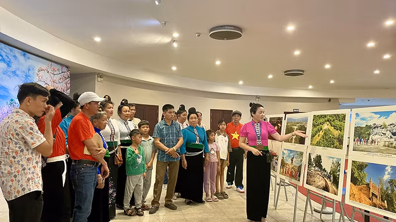 Khách tham quan triển lãm ảnh tại Bảo tàng. Khách tham quan triển lãm ảnh tại Bảo tàng.