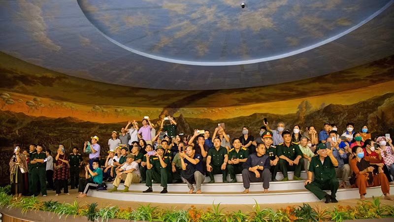 Khách tham quan hào hứng xem bức tranh panorama “Chiến dịch Điện Biên Phủ”. Khách tham quan hào hứng xem bức tranh panorama “Chiến dịch Điện Biên Phủ”.