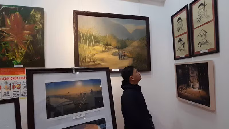 Tác phẩm thư pháp chủ đề "Trí, nông, công, binh" thu hút người xem.