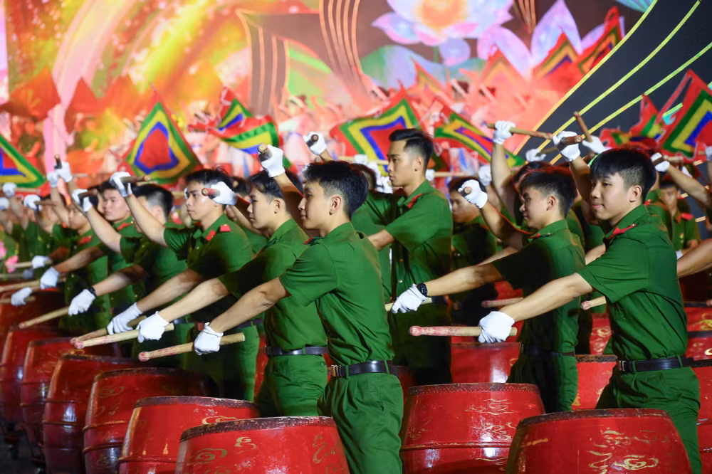 Tiết mục trống hội của Học viện Cảnh sát Nhân dân.