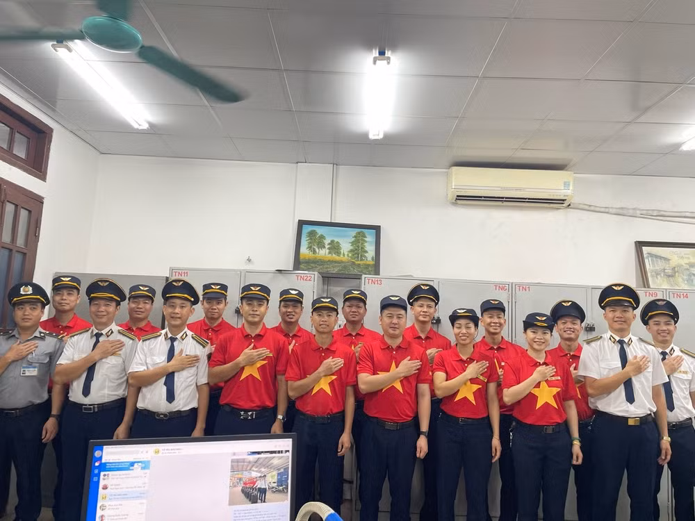 Tổ tàu lên ban phục vụ chuyến tàu Thống Nhất SE1 xuất phát tại ga Hà Nội tối 29/4 Tổ tàu lên ban phục vụ chuyến tàu Thống Nhất SE1 xuất phát tại ga Hà Nội tối 29/4