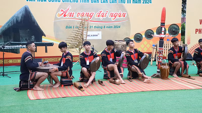 Nhiều đội chiêng thu hút được thanh thiếu niên tham gia. Nhiều đội chiêng thu hút được thanh thiếu niên tham gia.