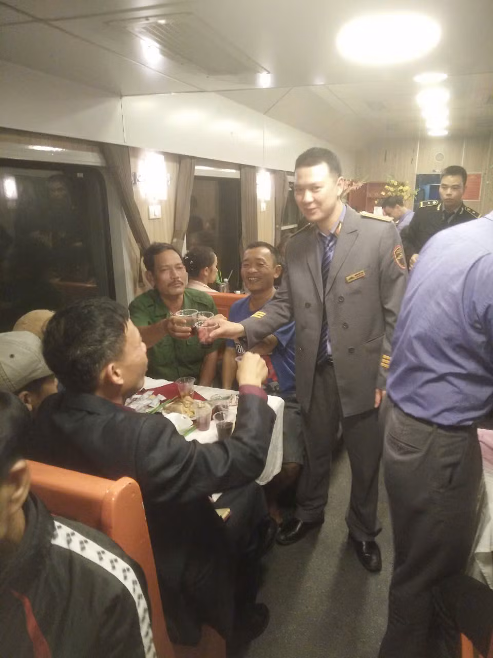 Trưởng tàu Dương Văn Toản chúc Tết hành khách lúc Giao thừa nhiều năm trước