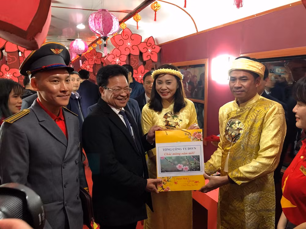 Bí thư Đảng ủy, Chủ tịch Hội đồng thành viên Tổng công ty Đường sắt Việt Nam Đặng Sỹ Mạnh tặng quà chúc mừng tổ tàu Chuyến tàu xuân đêm giao thừa tại ga Hà Nội
