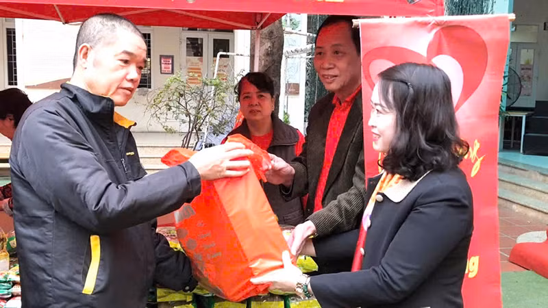 Chủ nhiệm Ủy ban Kiểm tra Quận ủy Hai Bà Trưng Phùng Bích Nga động viên, trao quà tặng người dân phường Vĩnh Tuy.