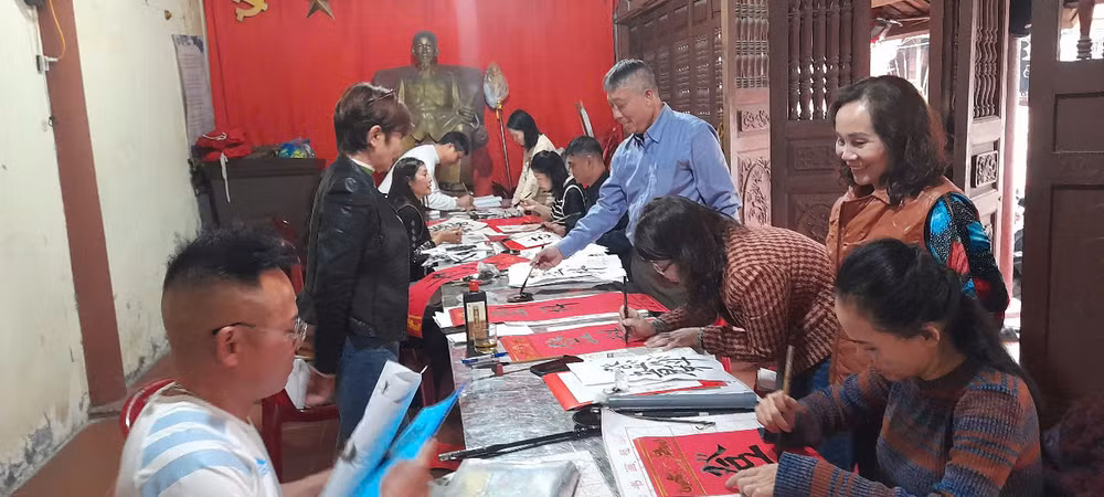 Các học viên tại lớp học thư pháp Các học viên tại lớp học thư pháp