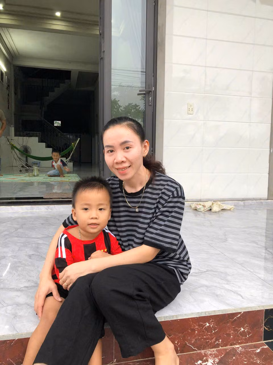 Chị Nguyễn Thị Nhâm và con trai Trương Quốc Huy Chị Nguyễn Thị Nhâm và con trai Trương Quốc Huy