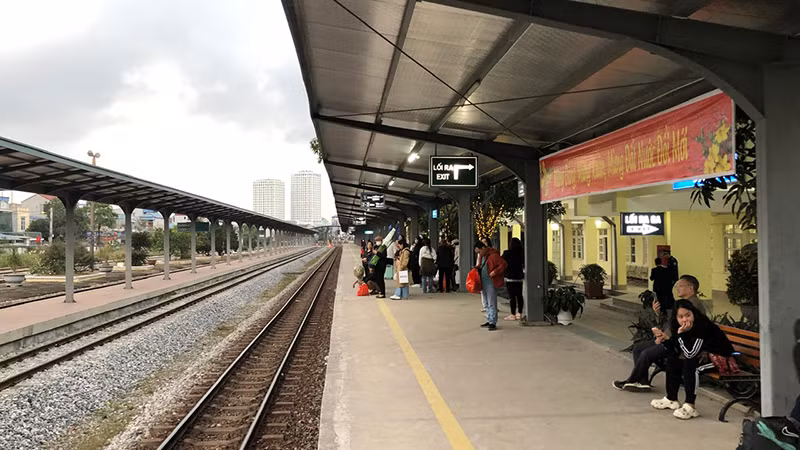 Hệ thống mái che và đường ke cao phục vụ khách lên xuống tàu thuận tiện.