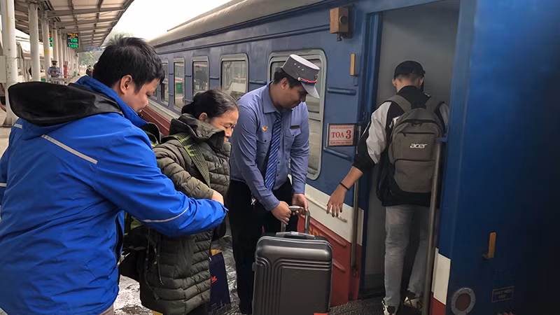 Hỗ trợ chuyển hành lý cho khách lên tàu Hỗ trợ chuyển hành lý cho khách lên tàu