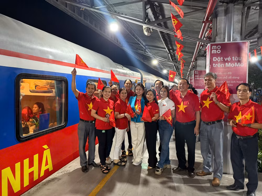 Hành khách hòa chung niềm vui tại sân ga Sài Gòn Hành khách hòa chung niềm vui tại sân ga Sài Gòn