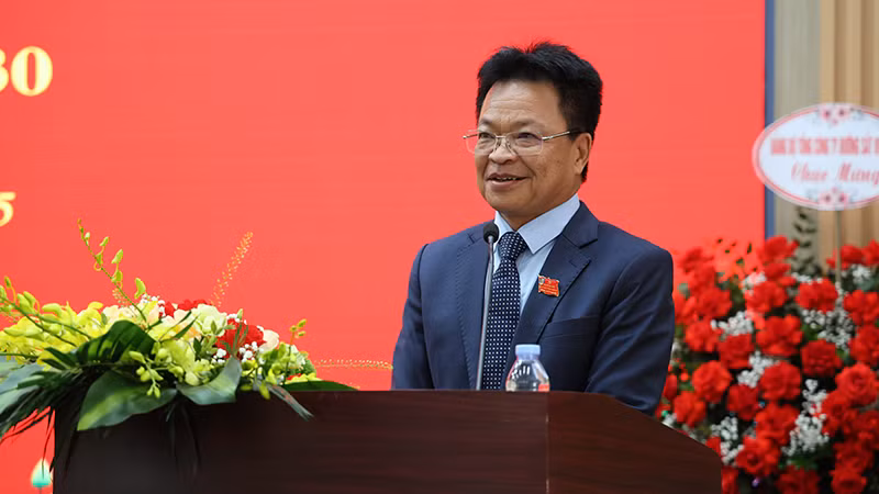 Bí thư Đảng ủy, Chủ tịch Hội đồng thành viên Tổng Công ty Đường sắt Việt Nam phát biểu chỉ đạo tại Đại hội. Bí thư Đảng ủy, Chủ tịch Hội đồng thành viên Tổng Công ty Đường sắt Việt Nam phát biểu chỉ đạo tại Đại hội.
