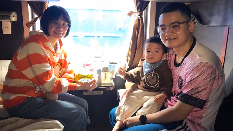 Niềm vui của hành khách về quê đoàn viên đón Tết Niềm vui của hành khách về quê đoàn viên đón Tết