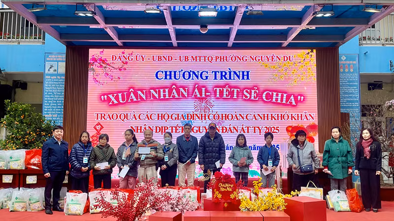 Tặng quà các hộ gia đình trong chương trình "Xuân nhân ái - Tết sẻ chia 2025.