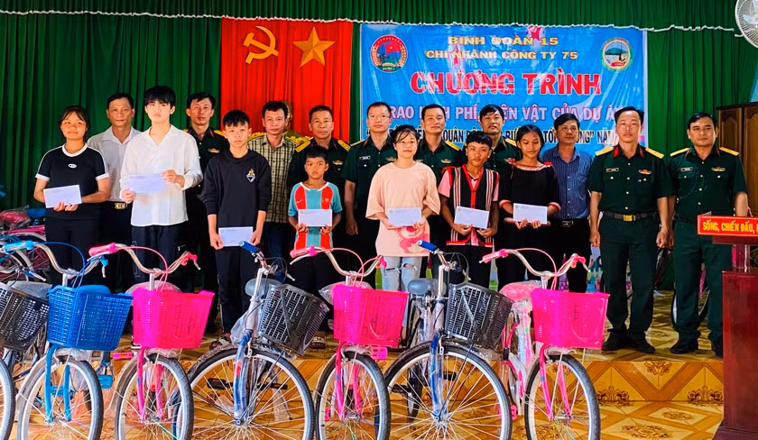 Chi nhánh Công ty 75 trao tiền và hiện vật cho các em học sinh có hoàn cảnh khó khăn. Ảnh: Báo Gia Lai