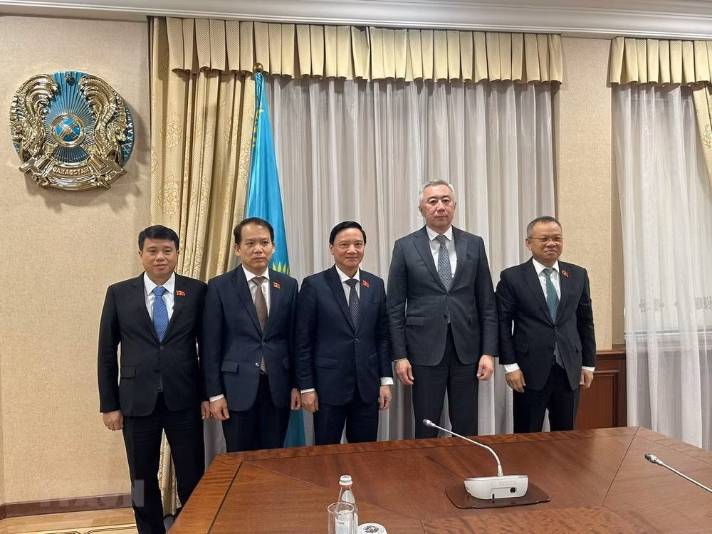 Phó Chủ tịch Quốc hội Nguyễn Khắc Định hội kiến Phó Thủ tướng Kazakhstan Serik Zhumangarin. (Ảnh: TTXVN phát)