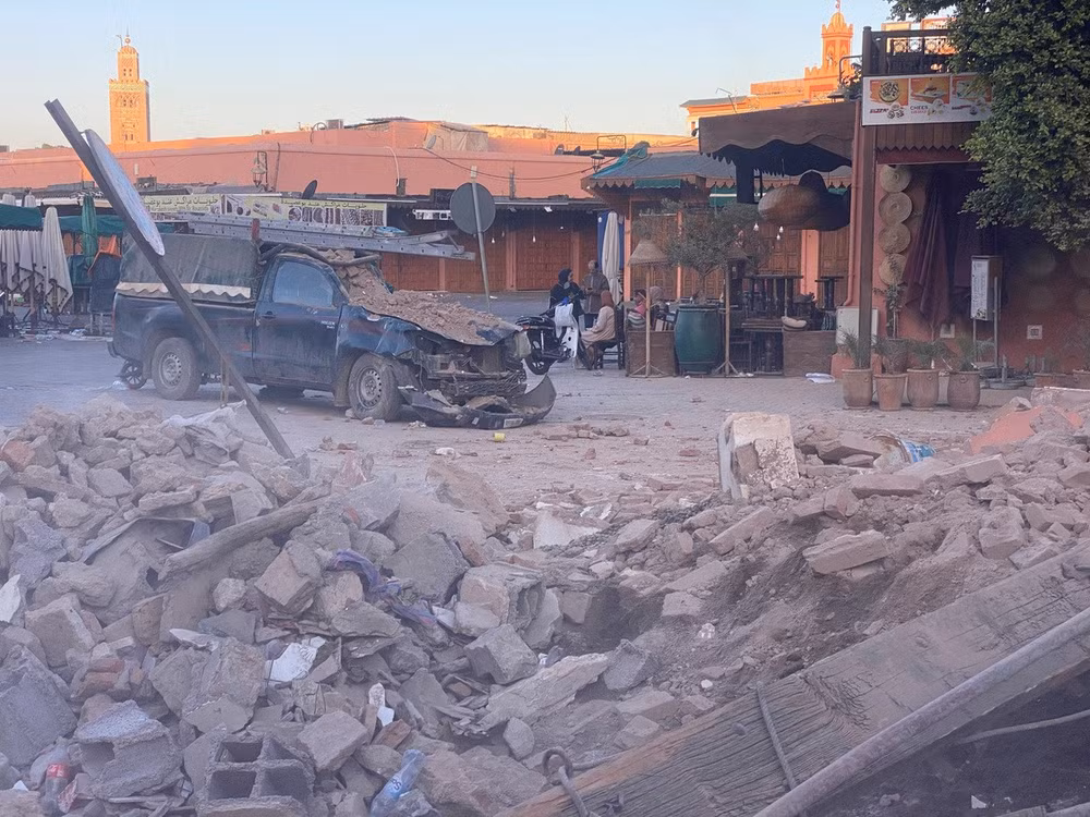 Một chiếc xe bị hư hỏng sau động đất ở Marrakech. (Ảnh: Reuters)