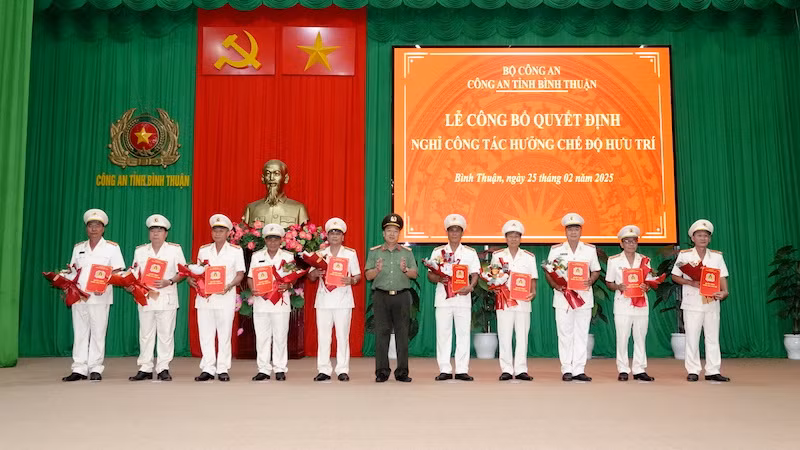 Đại tá Trần Văn Mười, Phó Bí thư Đảng ủy, Phó Giám đốc Công an tỉnh trao quyết định cho các đồng chí nghỉ hưu.