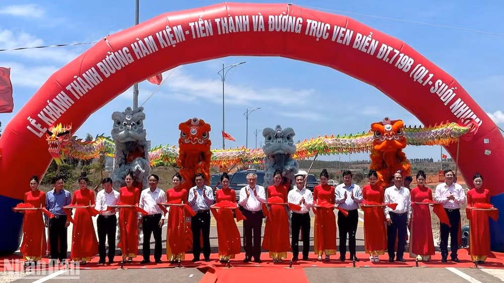Đồng chí Nguyễn Hoà Bình, Phó Thủ tướng Thường trực Chính phủ cùng lãnh đạo các địa phương cắt băng khánh thành.