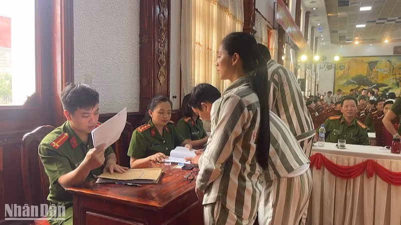 Các phạm nhân nhận quyết định đặc xá. Các phạm nhân nhận quyết định đặc xá.