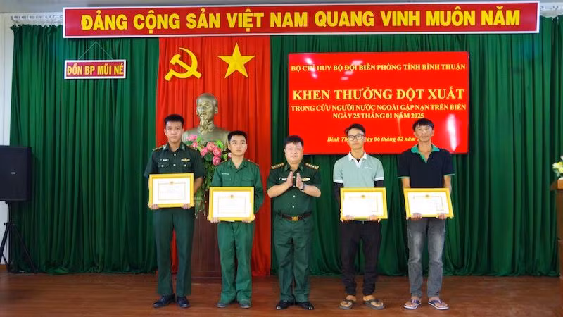 Đại tá Đinh Văn Bộ, Phó Chính ủy Bộ đội Biên phòng tỉnh Bình Thuận trao giấy khen cho các cá nhân trực tiếp tham gia cứu nạn du khách nước ngoài bị trôi dạt trên vùng biển Mũi Né vào đêm 25/01/2025.