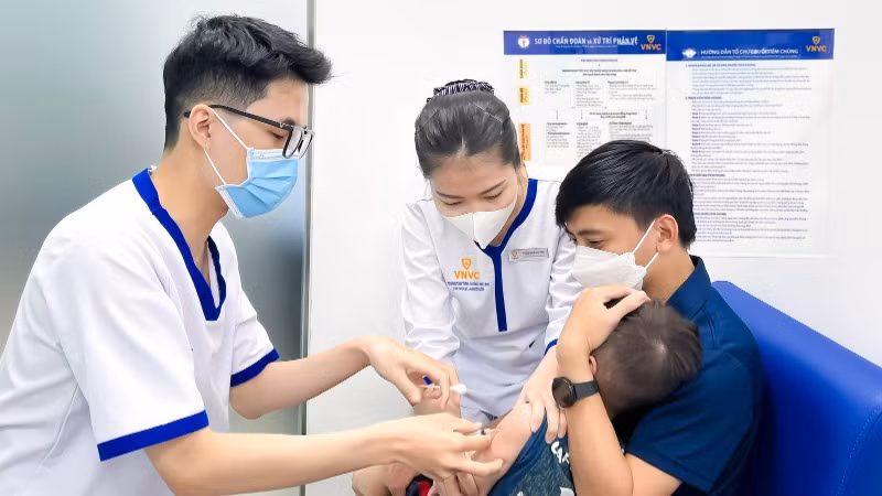 Nhiều phụ huynh đưa trẻ đi tiêm vắc xin sởi.
