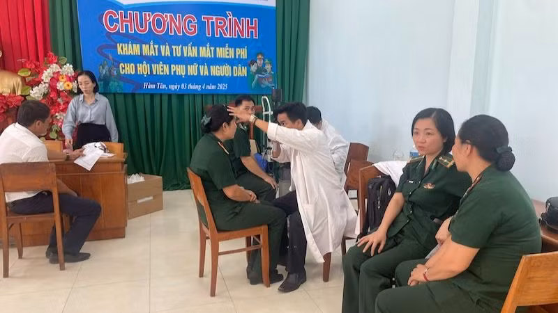 Tổ chức khám mắt, tư vấn về mắt cho 200 hội viên, phụ nữ và người dân. Tổ chức khám mắt, tư vấn về mắt cho 200 hội viên, phụ nữ và người dân.