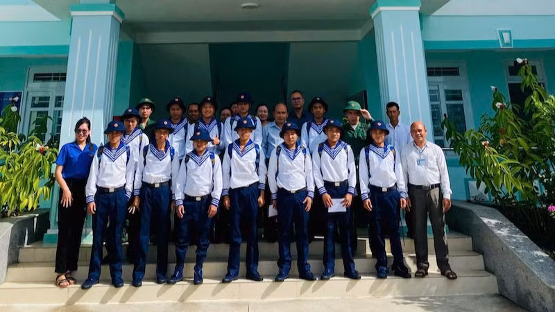 Các thanh niên chụp ảnh lưu niệm.