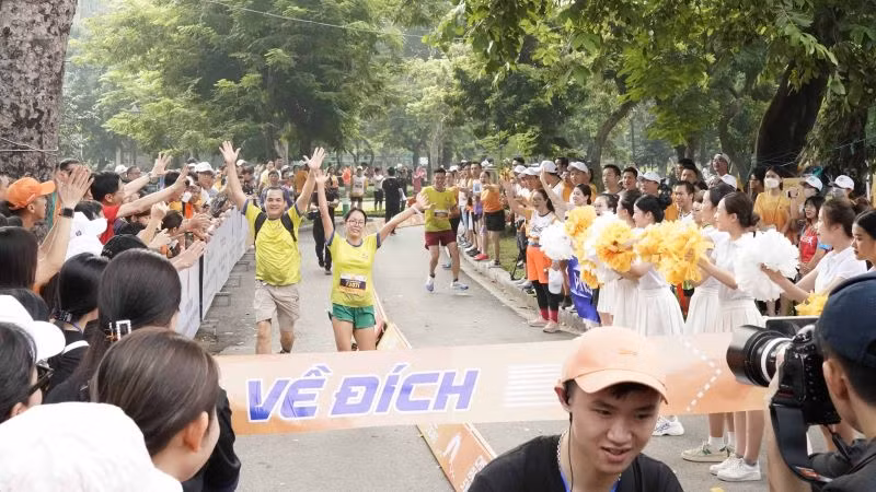 Các vận động viên về đích.