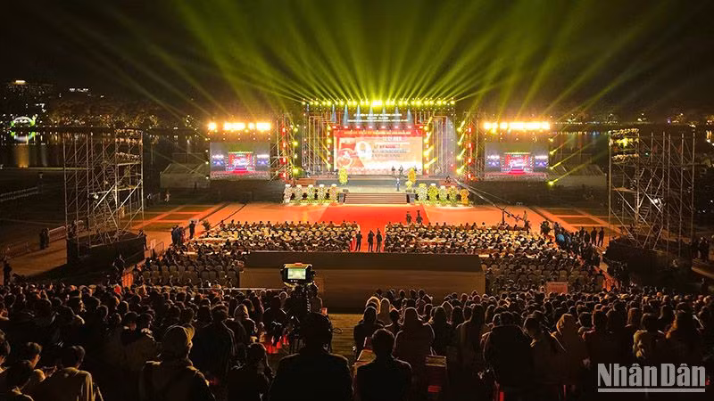 Quang cảnh Lễ kỷ niệm 50 năm Ngày Giải phóng Lâm Đồng.