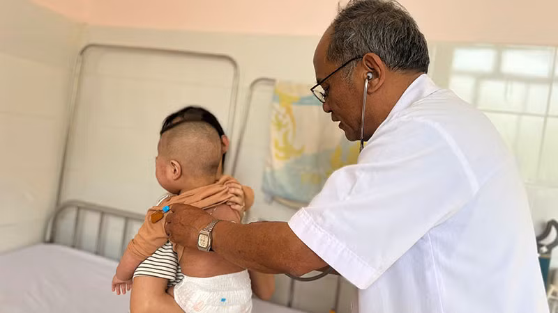 Thăm khám cho bệnh nhi mắc bệnh sởi tại Bệnh viện Nhi Lâm Đồng.