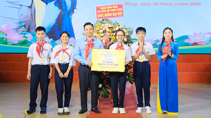Hội đồng Đội Trung ương, Giám đốc Trung tâm Hỗ trợ và Phát triển thiếu nhi Việt Nam trao tặng 200 phần quà trị giá 100 triệu đồng cho đội viên thiếu nhi Lâm Đồng. Hội đồng Đội Trung ương, Giám đốc Trung tâm Hỗ trợ và Phát triển thiếu nhi Việt Nam trao tặng 200 phần quà trị giá 100 triệu đồng cho đội viên thiếu nhi Lâm Đồng.