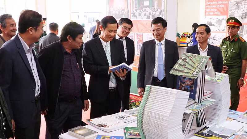 Các đại biểu tham quan triển lãm.