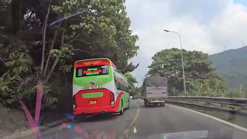 Xe khách vượt ẩu được người dân ghi hình lại.