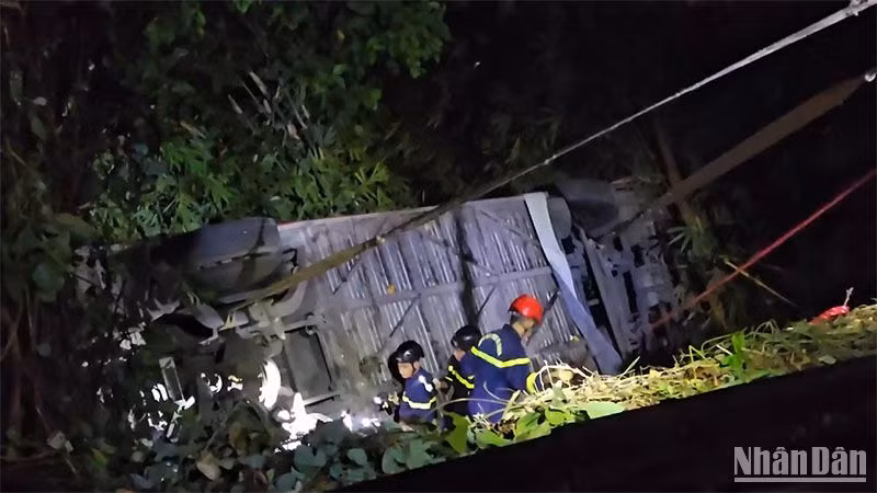 Hiện trường vụ xe khách rơi xuống đèo Bảo Lộc vào lúc 17 giờ 10 phút ngày 30/3.