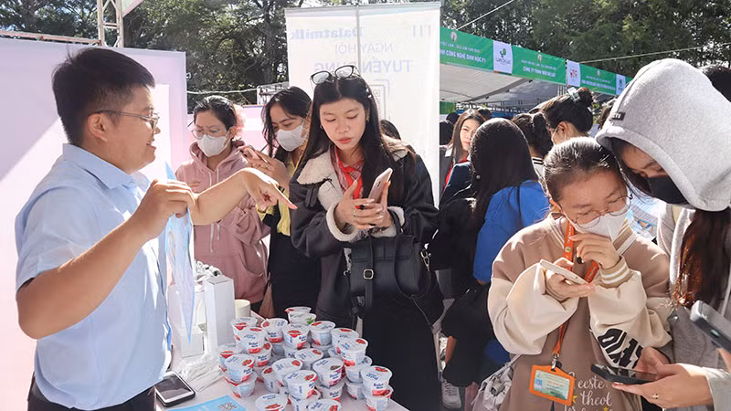 Các doanh nghiệp giới thiệu, tư vấn vị trí việc làm cho sinh viên Trường đại học Đà Lạt tại “Ngày hội việc làm”.